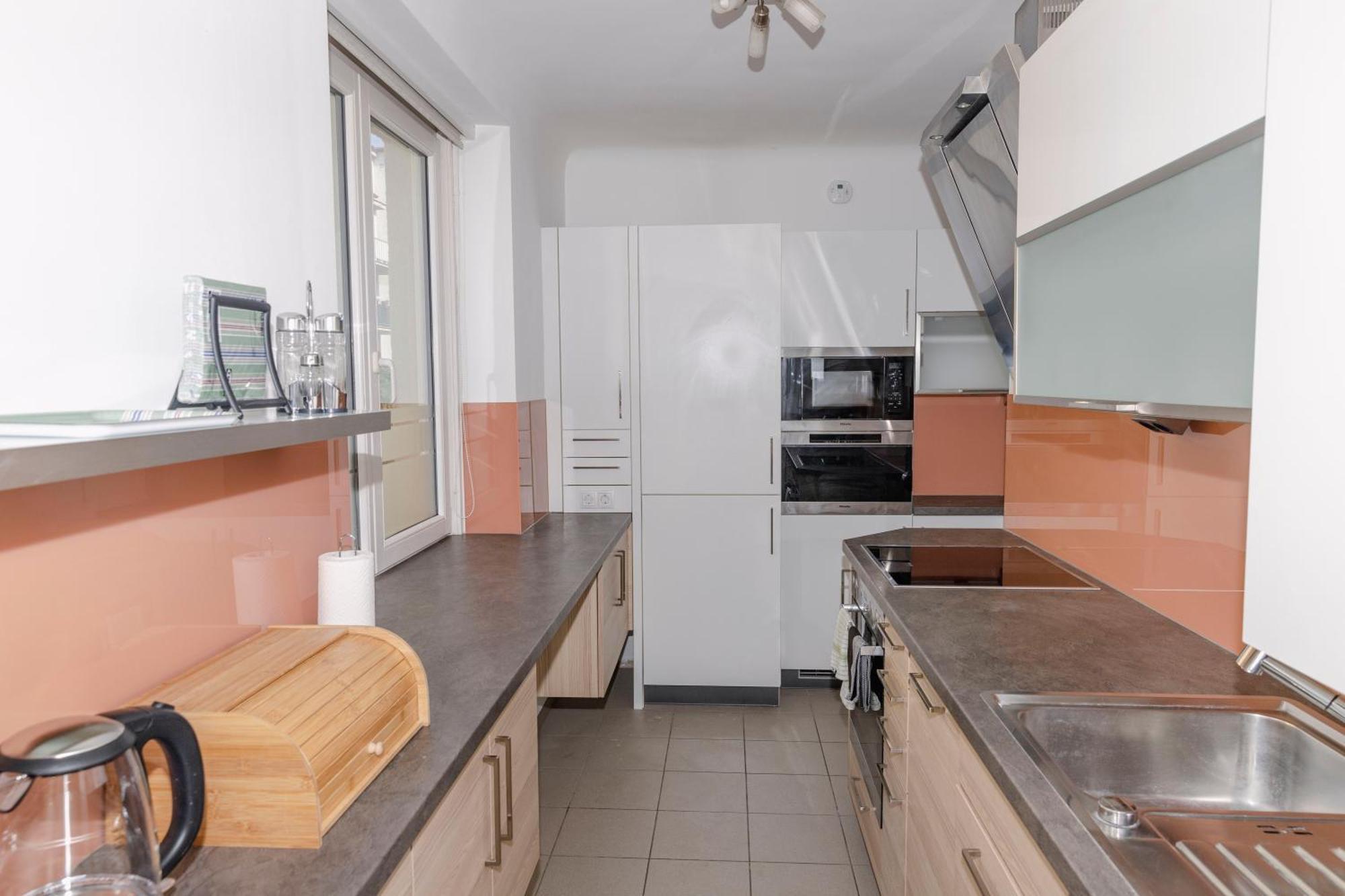 Beautiful 2-Bedroom Apartment Near Schoenbrunn Wien Eksteriør billede