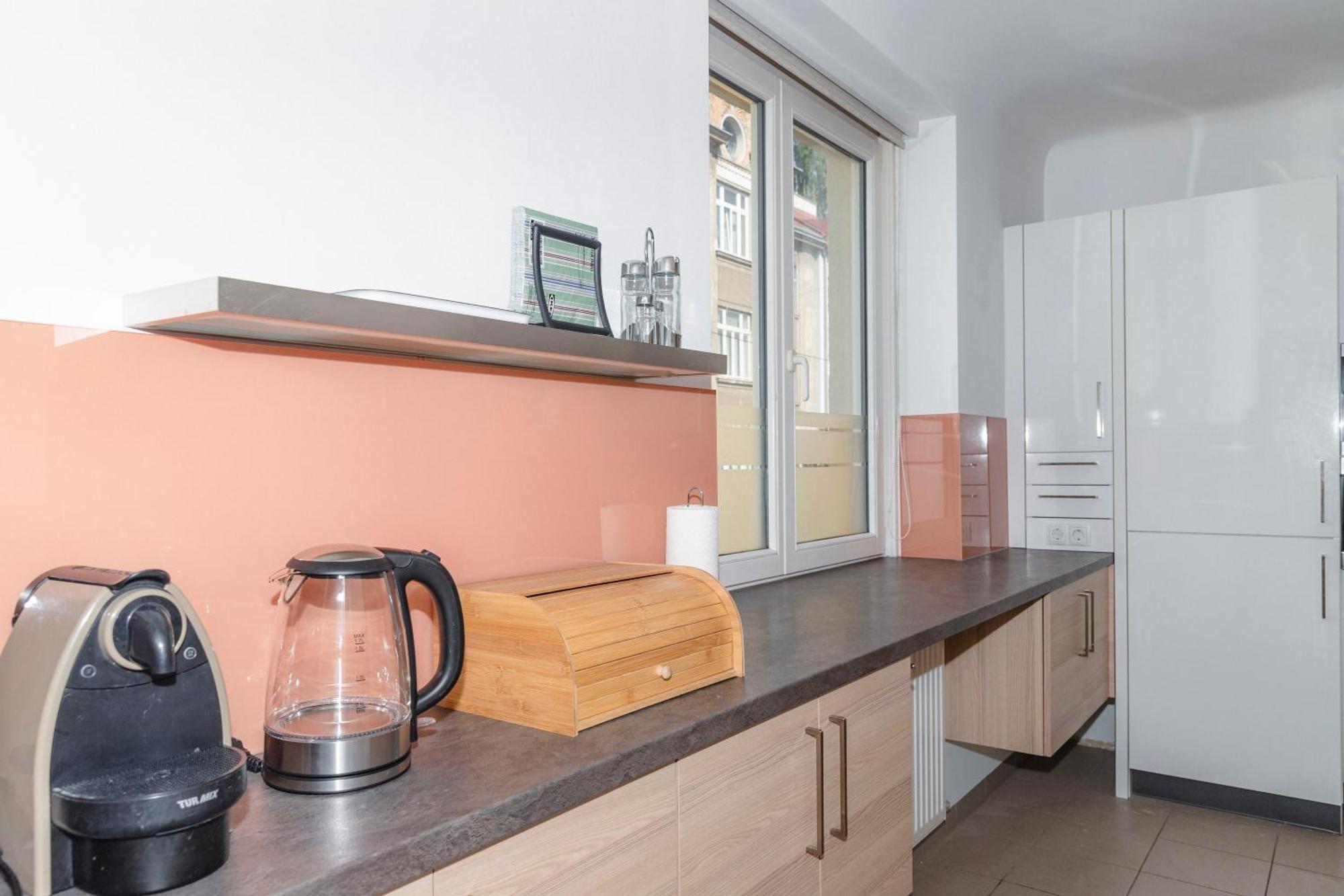 Beautiful 2-Bedroom Apartment Near Schoenbrunn Wien Eksteriør billede